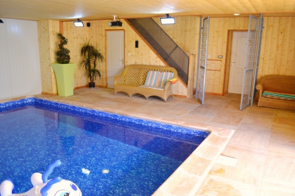 location Le Levadoux maison indépendante piscine intérieure