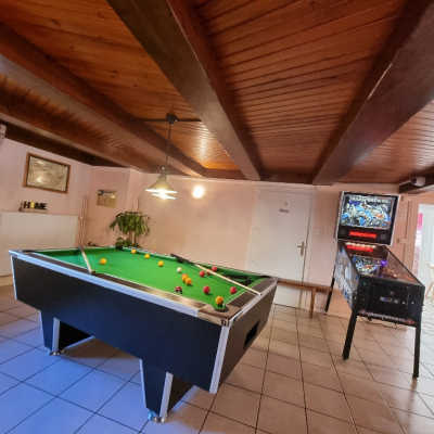 salle de jeux flipper, billard