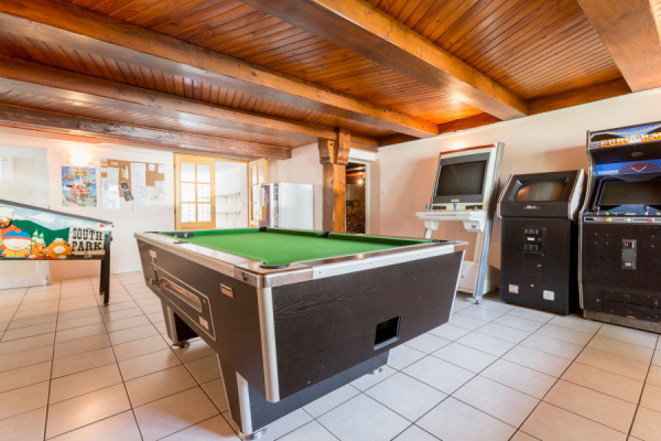 salle de jeux flipper, billard 