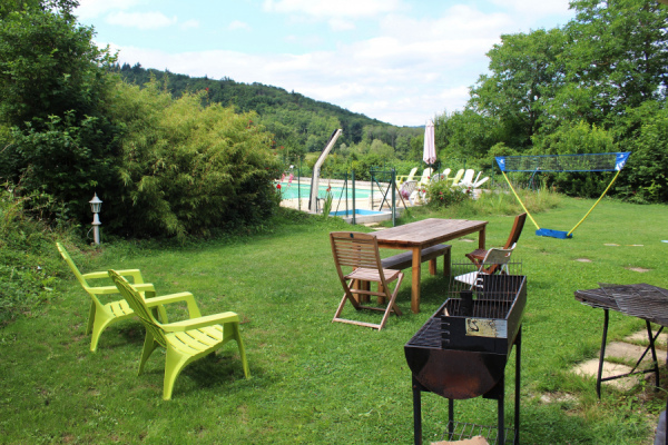 Jardin piscine barbecue
