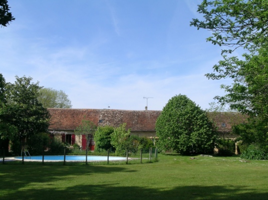 Le parc et la piscine maison d'hôtes Bergerac