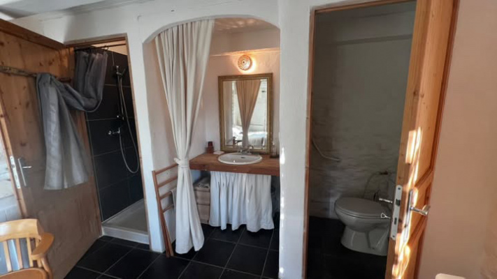 Salle de bain de la dépendance