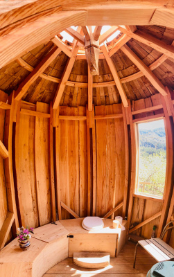 L’intérieur des toilettes sèches 