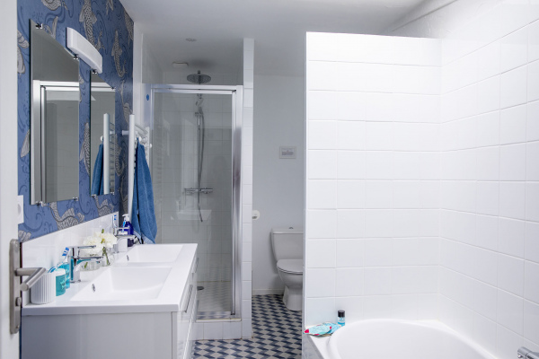 Salle de bain avec baignoire , maison des amis 