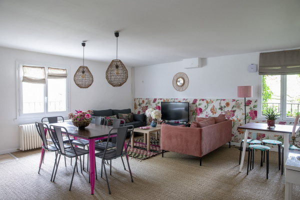 Salon et coin de repas Maison Des Souvenirs 