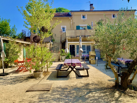 Patio grand gite provence