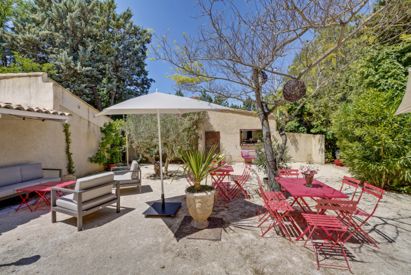 Patio, grand gîte Provence
