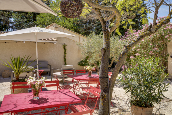 Patio, grand gîte Provence