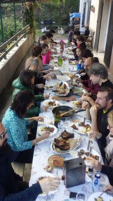 Groupe en terrasse du Gite - Automne