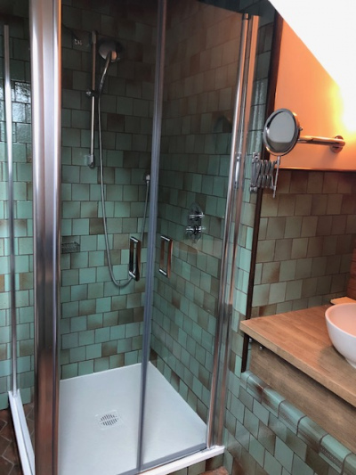 LASUITE (ETAGE), grande douche+WC+LAVABO 