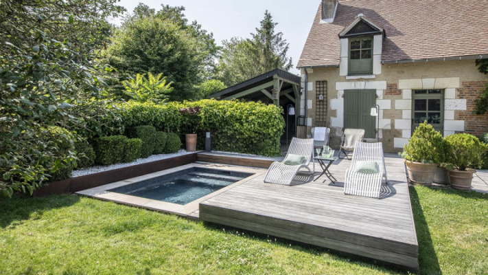 Petite piscine avec terrasse en bois amovible