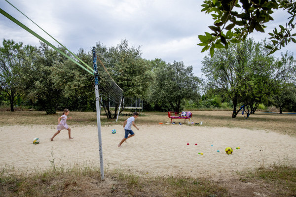 Terrain beach volley du Mas Saint-Gens grand gîte Provence 