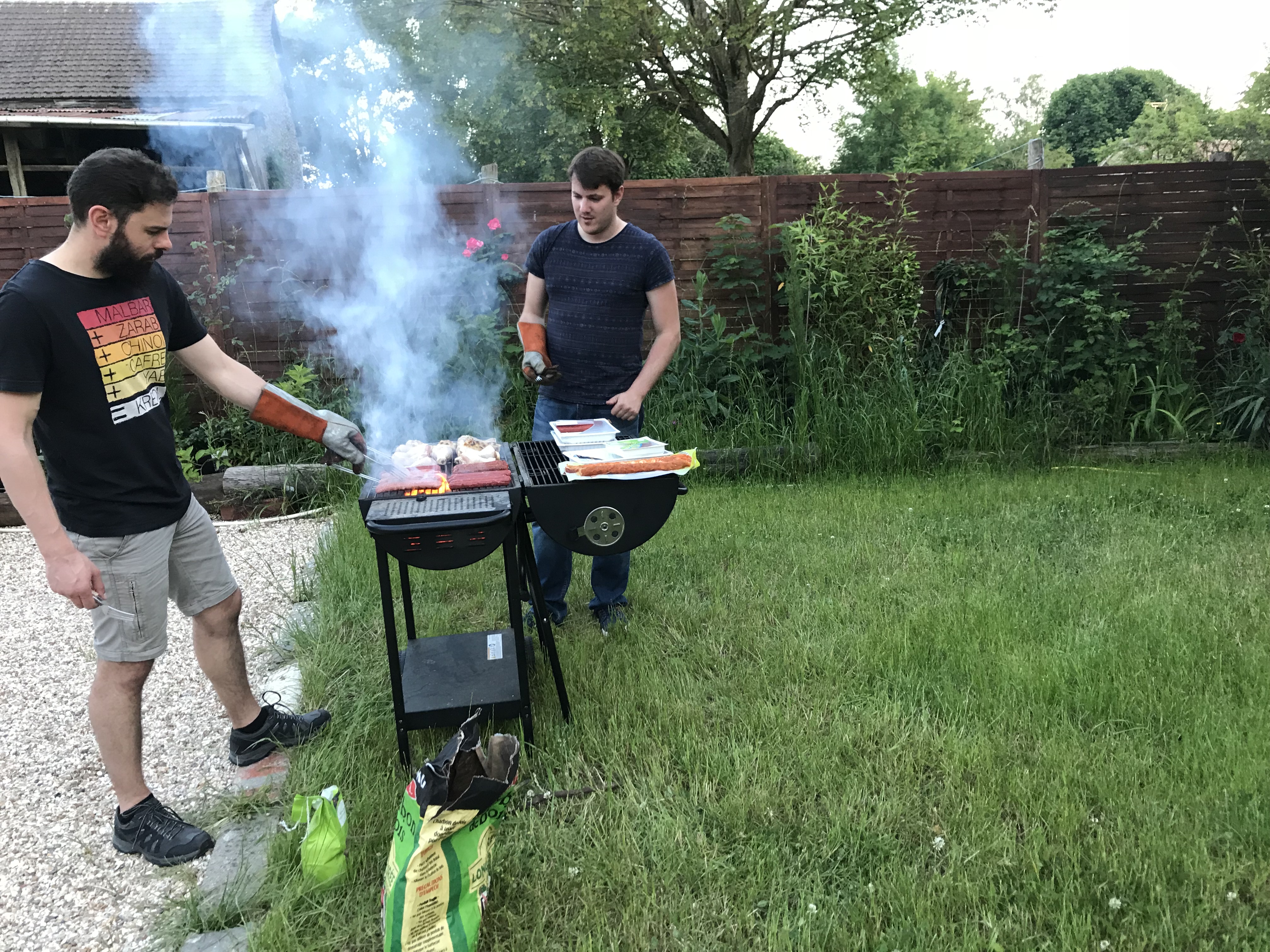 Barbecue dans la cour paysagère