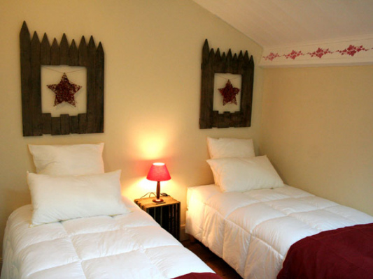 chambre twin du gîte au moulin de la Fortie