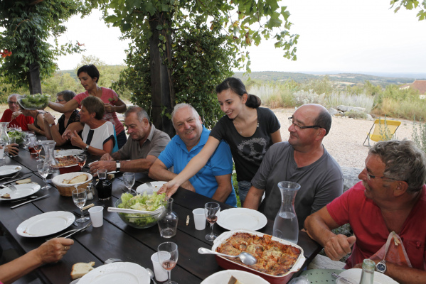 Ecoasis - repas de groupe sur la terrasse
