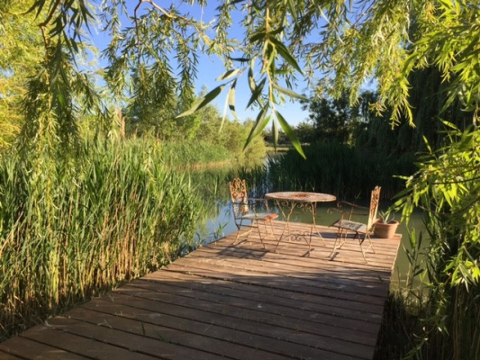 Terrasse au bord du lac sur le domaine
