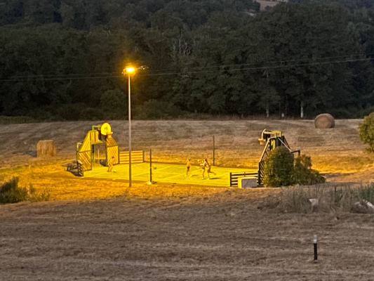 Terrain de multi-sport éclairé