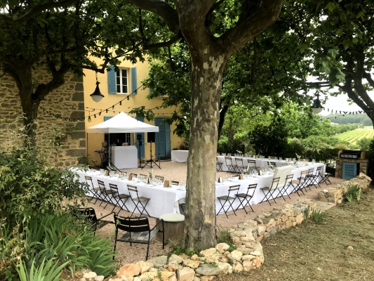 Diner festif terrasse des platanes gîte Bastide