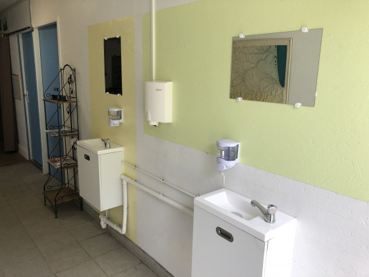 Lave-main, sèche cheveux