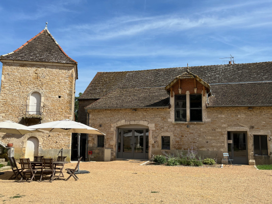 la cour de la ferme et la salle