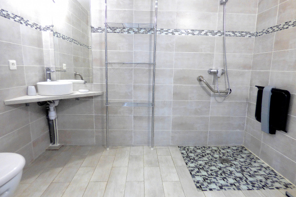 Salle d'eau aux normes handicapés