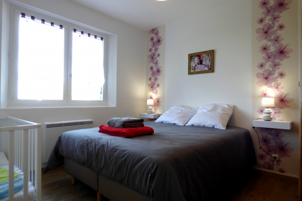 Chambre parentale avec lit bébé