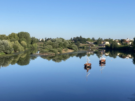 Gabarres sur un miroir d'eau