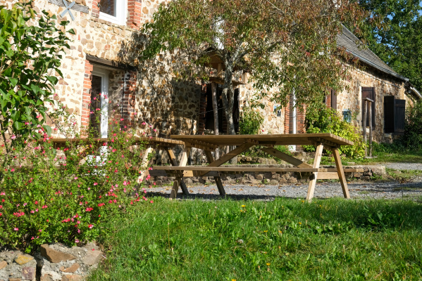 Tables de pique nique et barbecue en extérieur 