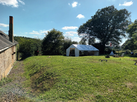Terrain à l'arrière pour votre évènement, location de matériel selon vos besoins (sono, vaisselle, barnums...)