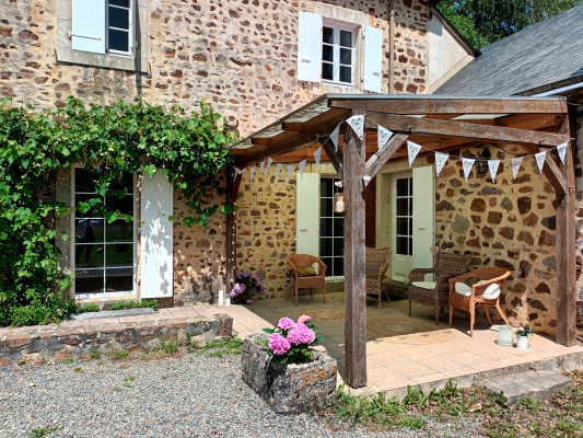 Ancienne bâtisse en pierres apparrentes