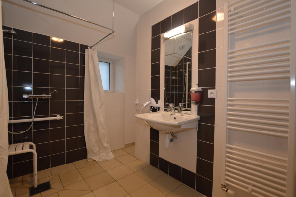 Salle d'eau accessible handicap