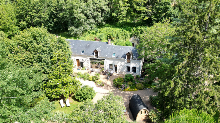 un gîte dans un écrain de verdure