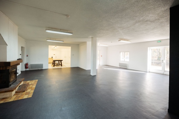 Salle principale 100 m² avec cheminée