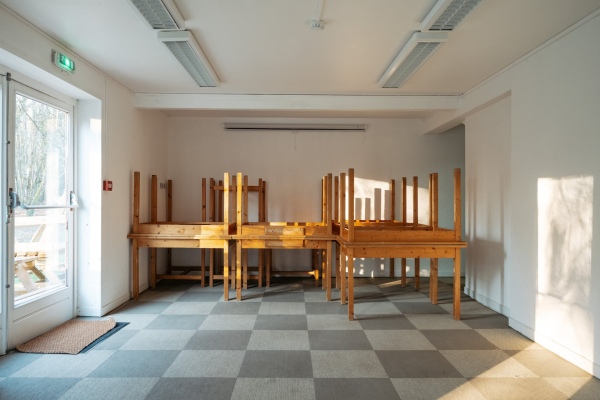 Tables et chaises pour 70 convives