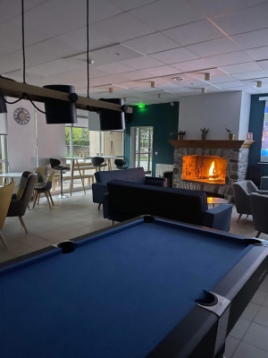 Salon bar avec cheminée