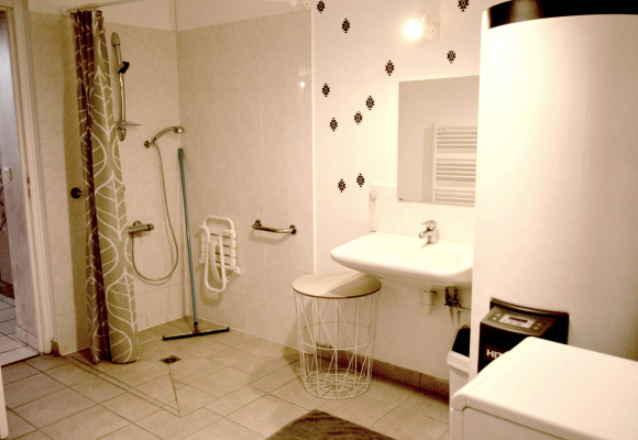 Salle d'eau Rdc équipement handicapé grand gite