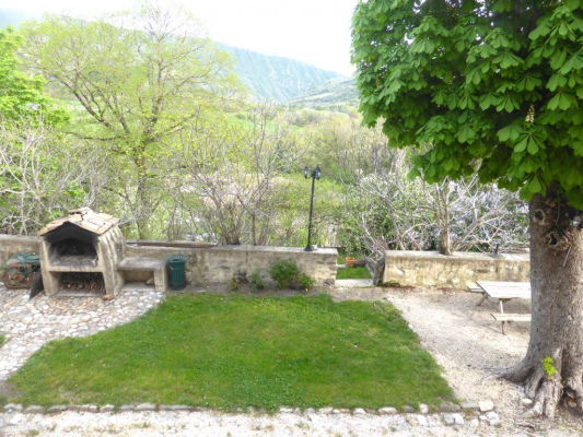 La cour et son barbecue