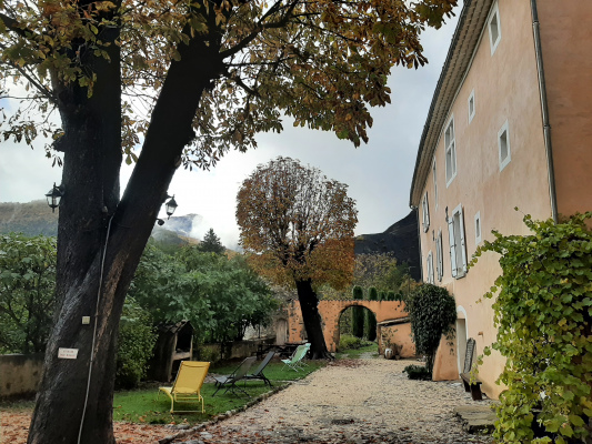 La cour du château en automne