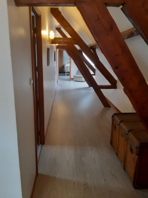 couloir menant aux 3 chambres à l' étage