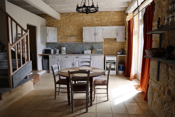 Chateau de Saint Chamarand, la TOUR medievale, salon, cuisine