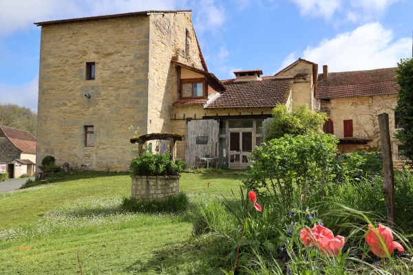 Chateau de Saint Chamarand - Exterieur, vue depuis la place du village