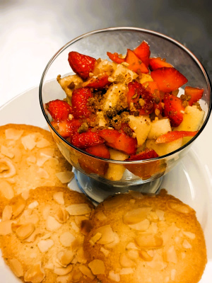 fuits de saison et tuiles aux amandes