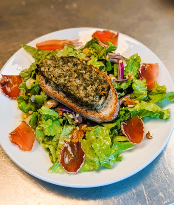 Salade composée à la caillette des Estables