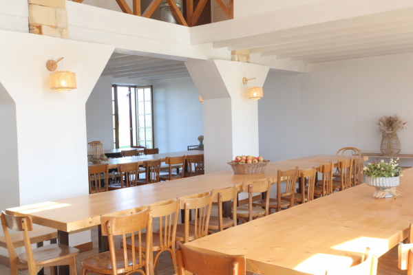 La grande salle à manger conviviale