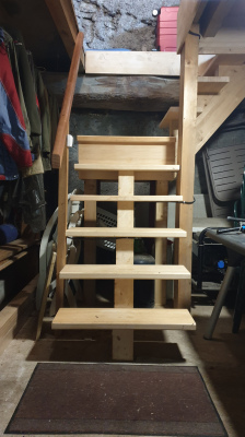 Escalier entre cellier et étage