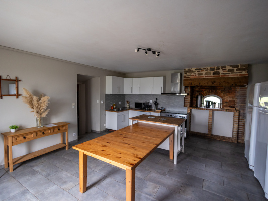 Cuisine équipée à Coudraie avec vaisselle pour 40 personnes