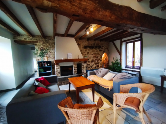 Salon avec cheminée à Valifer