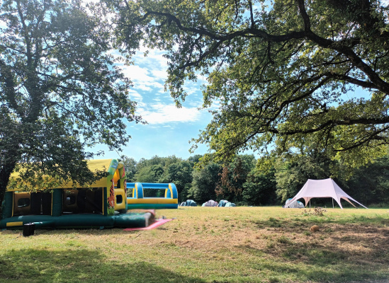 Grands espaces en extérieur, location de matériel selon vos besoins (barnums, sono, vaisselle...) 