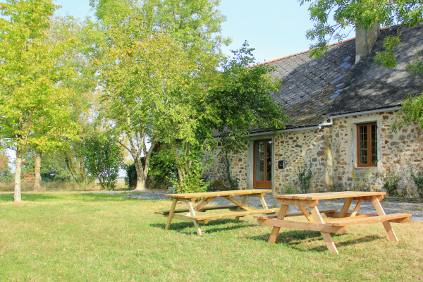 Extérieurs aménagés avec tables de pique nique et barbecues dans chaque gîte
