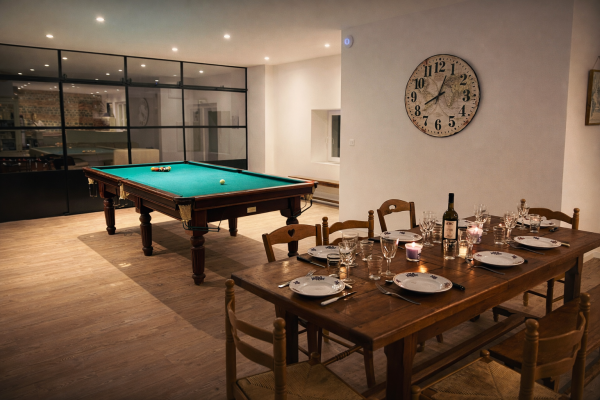 Grande pièce de convivialité avec billard et espace repas pour les groupes